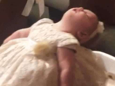 Tình huống 'dở khóc dở cười' của lũ trẻ trong đám cưới