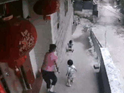 Người mẹ hốt hoảng khi để hai con tự trông nhau