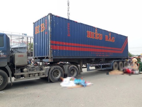 Bé trai bị thương nặng khóc thét trước cảnh cha mẹ tử vong dưới gầm container