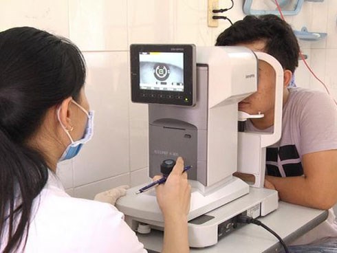 Sáng dậy không mở nổi mắt, nam sinh đi khám liền bị bác sĩ quát vì thói quen tai hại