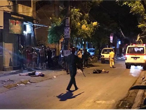 2 thanh niên tử vong cạnh xe máy trên phố Hà Nội lúc rạng sáng