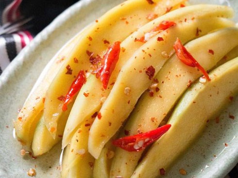 Cách làm xoài dầm giòn ngon, cay ngọt vừa ăn vừa xuýt xoa thích thú