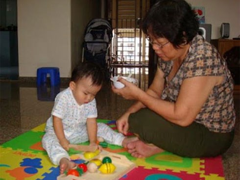 Cháu há miệng đòi ăn, bà đút cho thìa trứng, ai ngờ phải nhập viện tức tốc