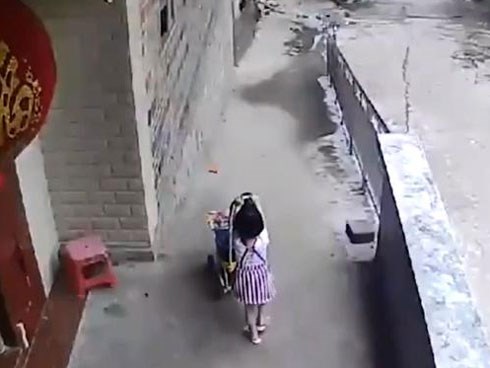 Để con gái lớn trông em với chiếc xe đẩy, người mẹ suýt nhận hậu quả đau lòng
