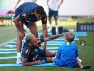 Neymar vui đùa cùng con trai trong buổi tập trước trận đấu gặp Mexico
