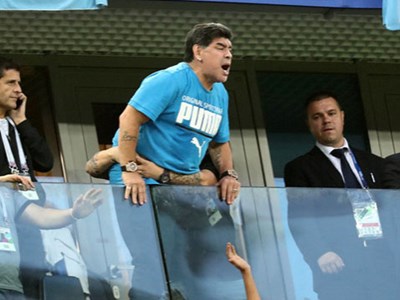FIFA yêu cầu Diego Maradona tôn trọng người hâm mộ