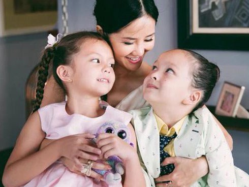 Hồng Nhung livestream cùng con gái, hé lộ cuộc sống sau khi ly hôn với chồng Tây 8 năm gắn bó