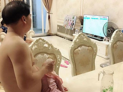 Ông bố doanh nhân thành đạt hơn vợ 25 tuổi tay bế con cho bú, mắt đảo xem World Cup