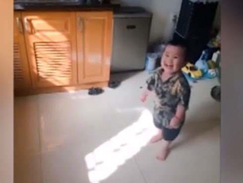 Em bé có khả năng xóa tan mọi nỗi buồn bằng hành động này