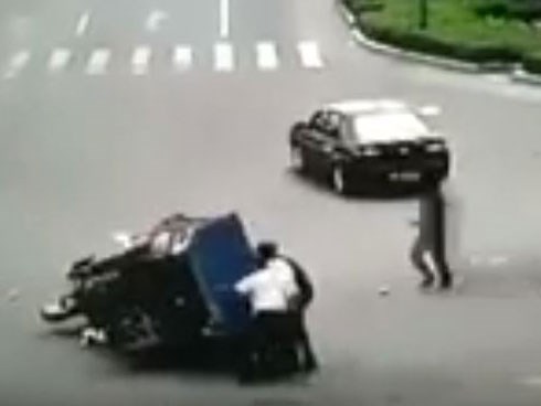 Người đàn ông tội nghiệp bị xe tự chế cán qua người 3 lần liên tiếp