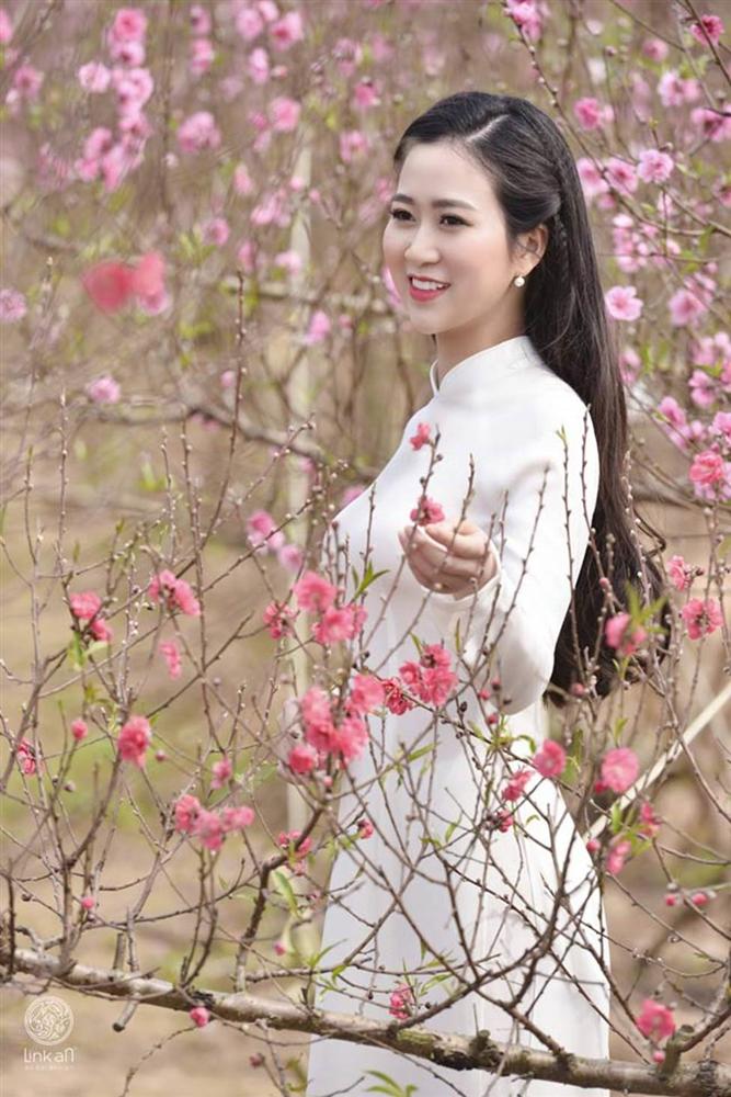 Thiếu nữ Việt Nam trong tà áo dài, nét đẹp truyền thống đã trở thành một trong những biểu tượng đầy tinh thần và sức sống của Việt Nam. Hãy ngắm nhìn tà áo dài đầy thước phim và trọng lượng văn hóa qua những bức hình mùa xuân.