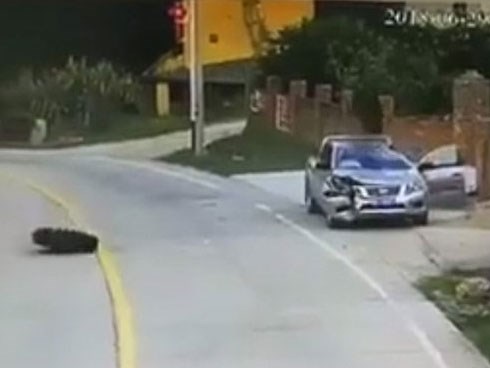 Người đàn ông may mắn thoát khỏi tai nạn từ trên trời rơi xuống