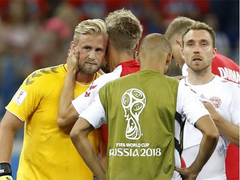 World Cup 2018: Peter Schmeichel thẫn thờ nhìn con trai Kasper gục ngã cùng ĐT Đan Mạch