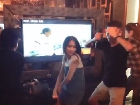 Hòa Minzy 'quậy quên trời đất' cùng hội bạn thân khi hát karaoke