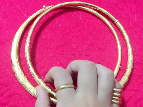 Vừa cưới xong chị chồng đòi giữ hộ vàng vì
