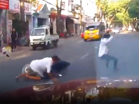 Phanh gấp tránh người đi bộ, thanh niên đi xe máy ngã như phim hành động