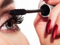 Đánh mascara 20 năm tuổi, bà cô người Úc đối mặt với nguy cơ bị mù hẳn 2 mắt