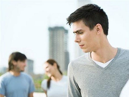 Sụt sùi tố em trai ruột là kẻ thứ 3 giật bạn gái, chàng trai chẳng ngờ cả thế giới xông vào mắng mình