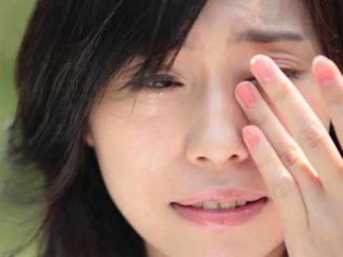 Rơi nước mắt khi biết được câu chuyện đằng sau thỏi son môi trên xe chồng