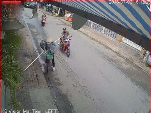 Bà buôn đồng nát khiến người đi đường ngã lăn quay