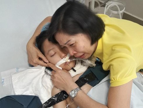 Cái gật đầu trên giường bệnh và câu nói cuối cùng của bé gái hiến giác mạc khi qua đời