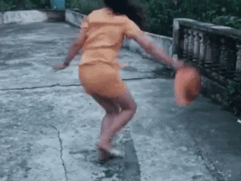 Cô gái vẩy rau đạt trình thượng thừa, dân mạng thốt lên: Nghệ thuật đương đại là đây chứ đâu!