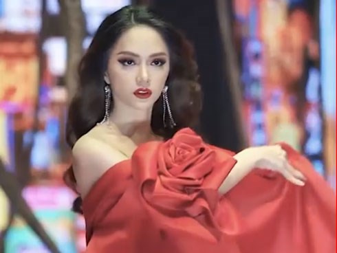 Ngẩn ngơ trước màn catwalk cực thần thái của Hương Giang Idol