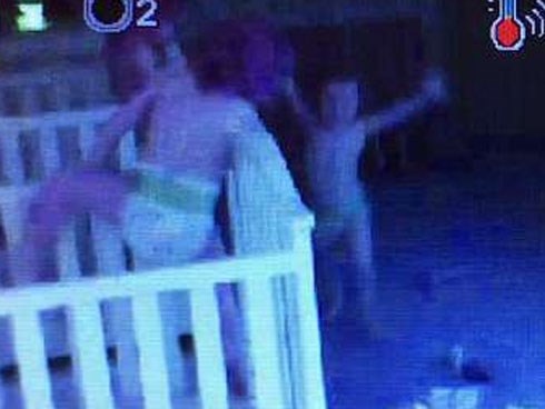 Mẹ vắng nhà, bố phát hiện 3 cô con gái đã thực hiện phi vụ táo bạo này lúc nửa đêm