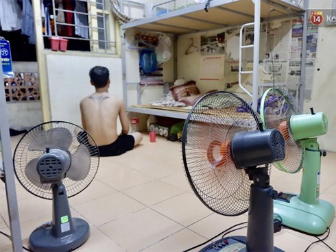 Nhà trọ biến thành lò lửa 40 độ C, sinh viên Hà Nội 