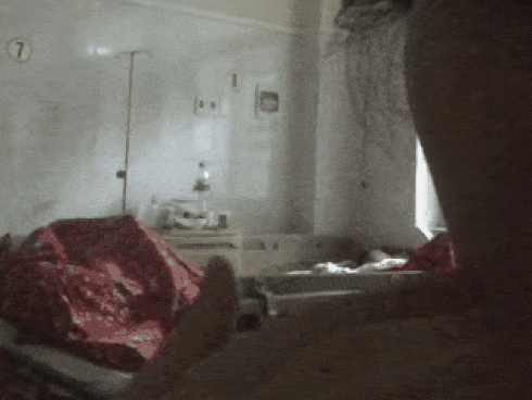 Sốc với đôi nam nữ trùm chăn ôm nhau, nghi ''mây mưa'' ngay trên giường bệnh viện