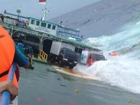 Chìm phà chở 139 người ngoài khơi Indonesia: Một người đàn ông livestream cảnh hoảng loạn trên phà