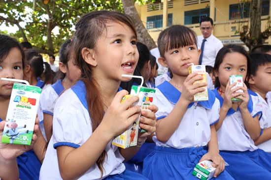 Vinamilk tặng 76.500 ly sữa cho trẻ em Vĩnh Long-4