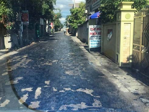 Mặt đường nhựa chảy loang lổ ở Hưng Yên: Do buổi trưa nắng nóng, nhiệt độ quá cao