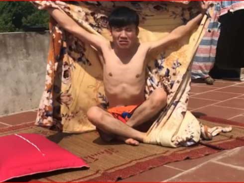 Thử thách điên rồ ngày nắng nóng: giữa trưa lên sân thượng đắp chăn nằm ngủ và cái kết
