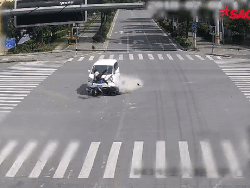 Bị xe tải húc văng 10 m, người đàn ông vẫn đứng dậy đi lại bình thường