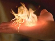 Lạ lùng bé gái tạo ra lửa thật bằng bàn tay, nhiều lần suýt thiêu rụi cả nhà