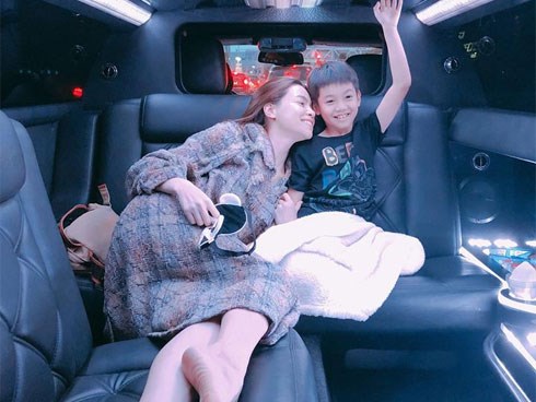 Subeo vừa trở về sau chuyến nghỉ dưỡng cùng bố, Hồ Ngọc Hà đã đón con đi du lịch xứ cờ hoa