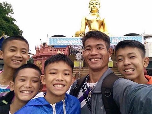 Đội bóng Thái Lan mắc kẹt trong hang tối: Huấn luyện viên nhường đồ ăn, nhịn đói suốt 10 ngày