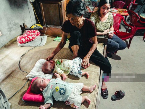 Mẹ hiếm muộn mong con 10 năm, sinh đôi rồi vẫn thẫn thờ vỗ bụng: “Đã đẻ đâu”