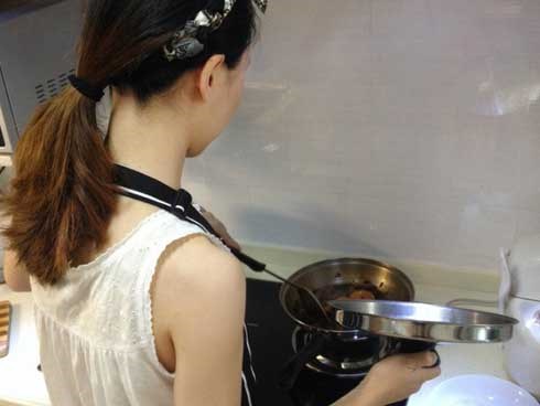 Ra mắt bị bơ đẹp, cô gái bối rối lên mạng hỏi nhưng chị em chỉ mải tranh cãi nấu ngao có bỏ vỏ không