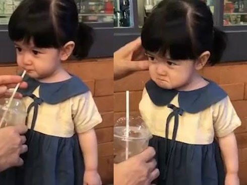 Không nhịn được cười với biểu cảm giận dỗi của em bé