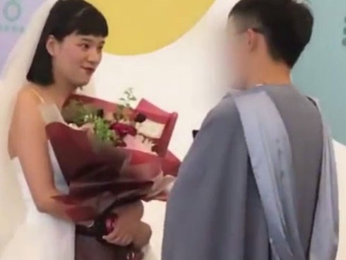 Cô gái số nhọ : Mặc váy cưới đến trường làm lành với bạn trai nhưng phải ngậm ngùi tay trắng ra về