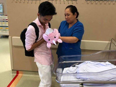 Cảm động trước hình ảnh Phan Hiển ôm con gái nhỏ về nhà sau 3 tuần phải cách ly