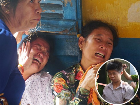Người nhà gào khóc khi kẻ giết gia đình ông chủ xuất hiện ở tòa
