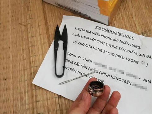 Mua lư cắm nhang giá 10.000 đồng trên mạng, cô gái được phen