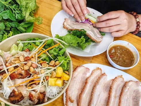 4 địa chỉ bánh tráng cuốn thịt heo ngon, giá bình dân cho những ngày Hà Nội mưa nắng thất thường