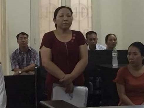 Người đàn bà dùng gạch choảng mẻ đầu hàng xóm, ra tòa nói bị oan