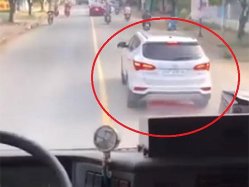 Đỗ xe ô tô trên đống than hồng rồi bỏ đi, tài xế may mắn được người dân dùng nước dập hộ-4