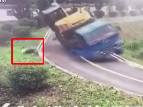 Xe tải ôm cua lật thảm khốc, tài xế phi thân ra ngoài nhanh như chớp
