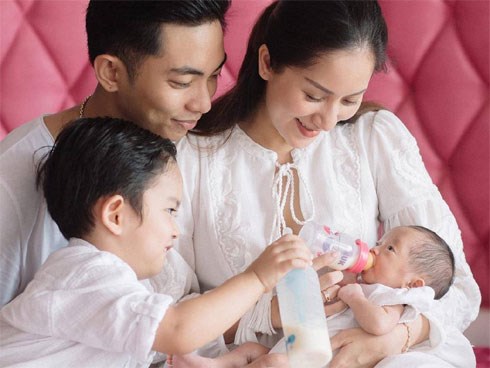 Lần đầu lộ hình ảnh khuôn mặt con gái mới sinh của Phan Hiển - Khánh Thi